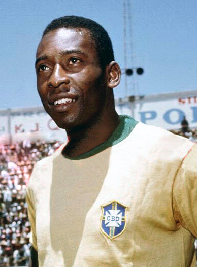 Pelé con la camiseta amarilla de Brasil controlando un balón.