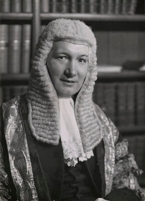 Fotografia de Lord Denning, Master of the Rolls, em vestes judiciais.