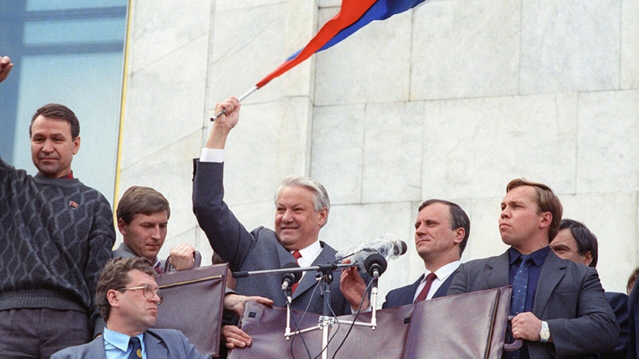 Tanks and crowds in Moscow, August 1991